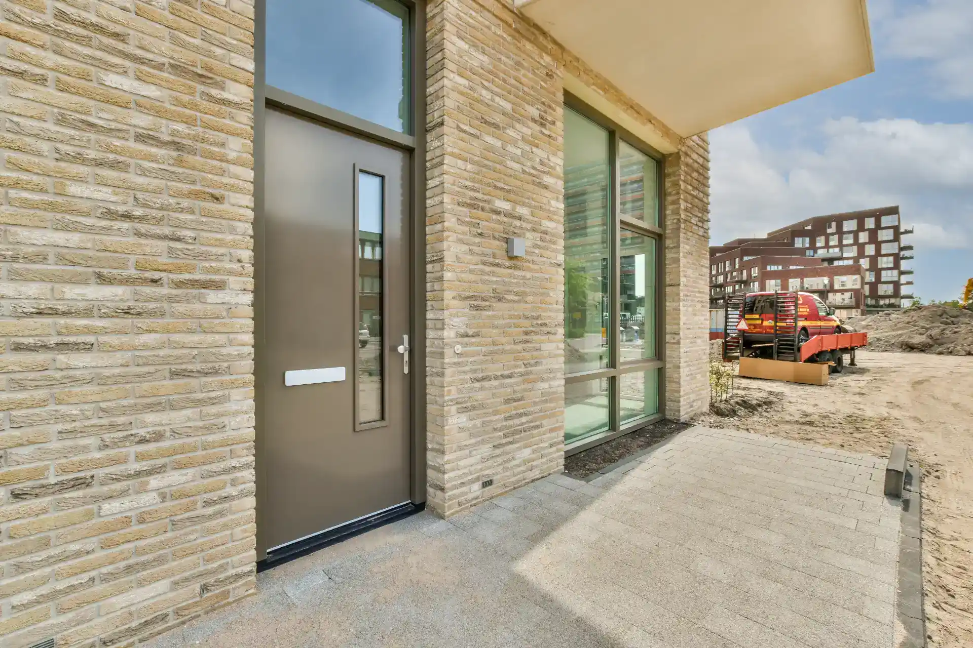 Moderne fredetentré med store glaspartier og æstetisk murværk. Optimal til bolig- og erhvervsbyggerier.