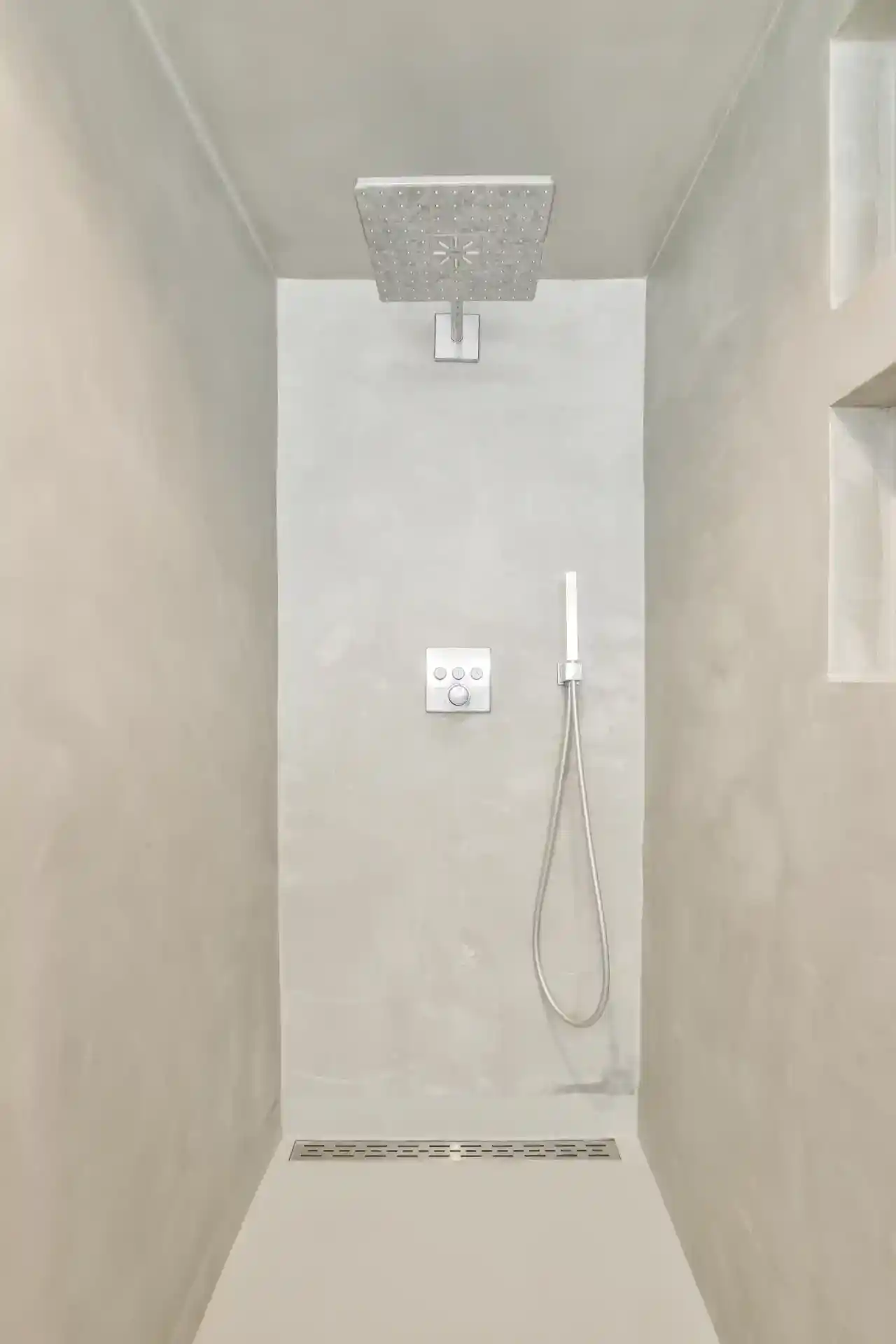 1. Moderne brusebad med rainshower og håndbruser, minimalistisk dansk design.