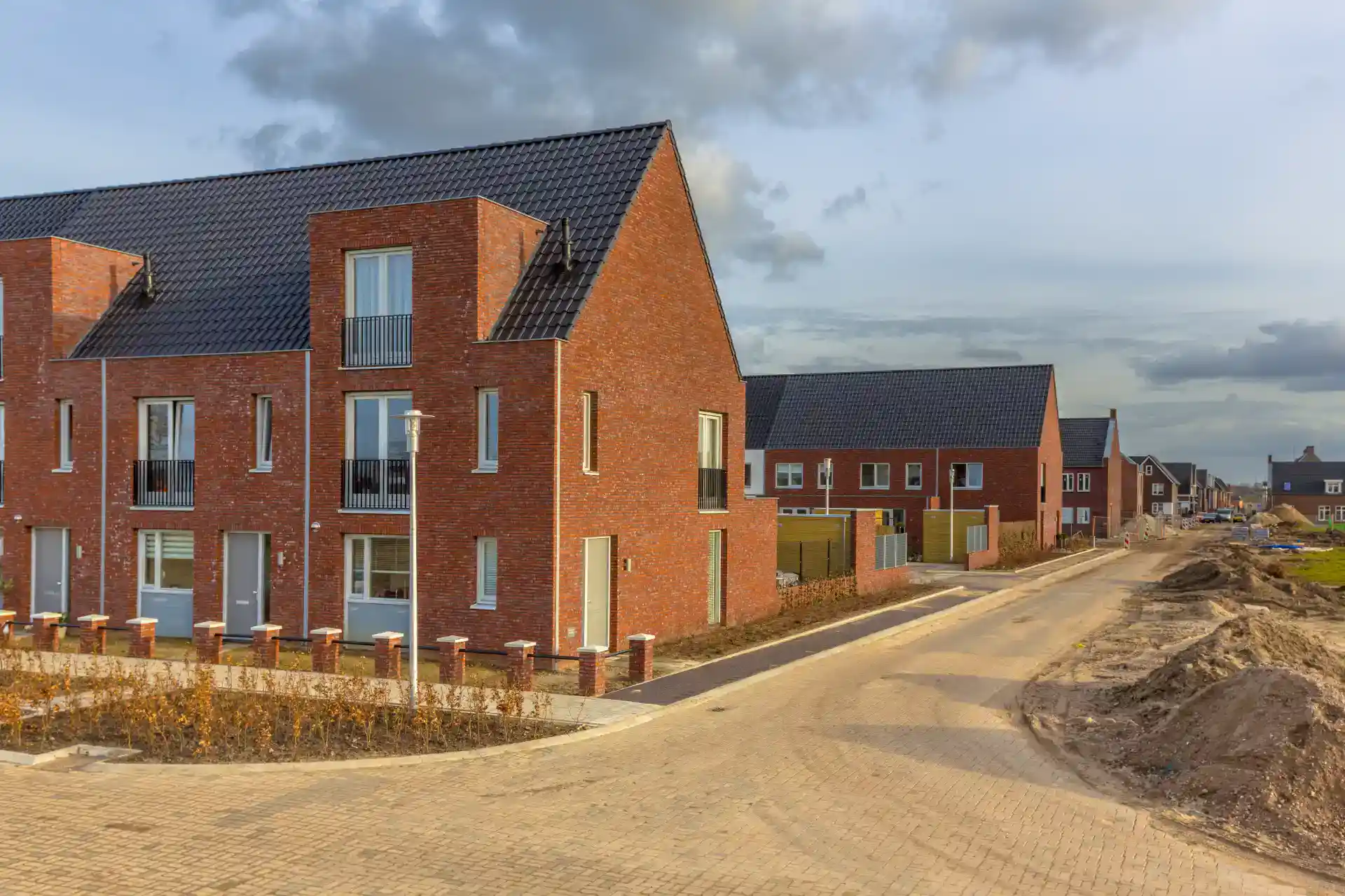 Moderne parcelhuskvarter med nybygget bolig i Danmark, klar til indflytning.