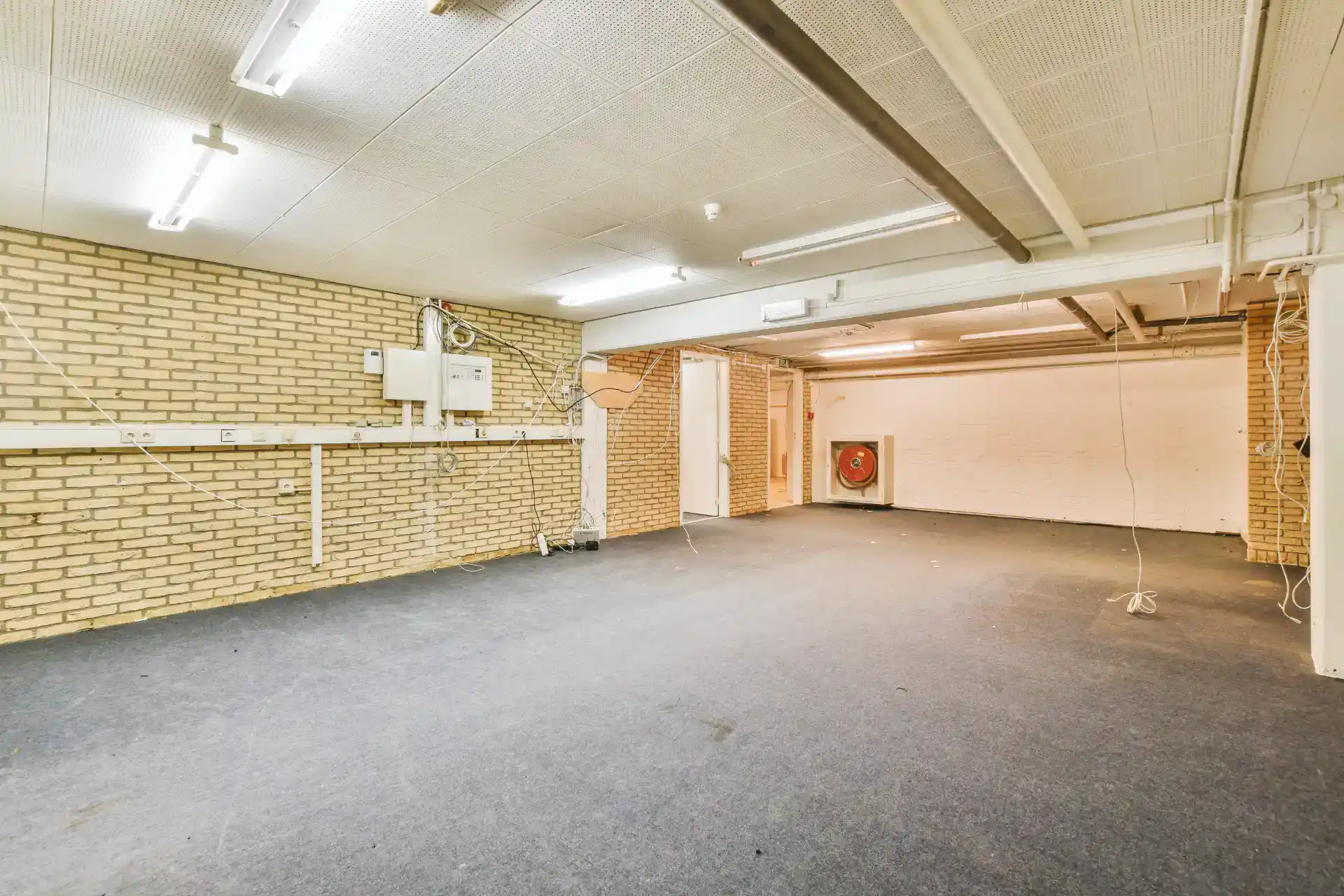 Kælderrum med godt opbevaringsareal og støbt gulv, ideel til private eller erhverv.
