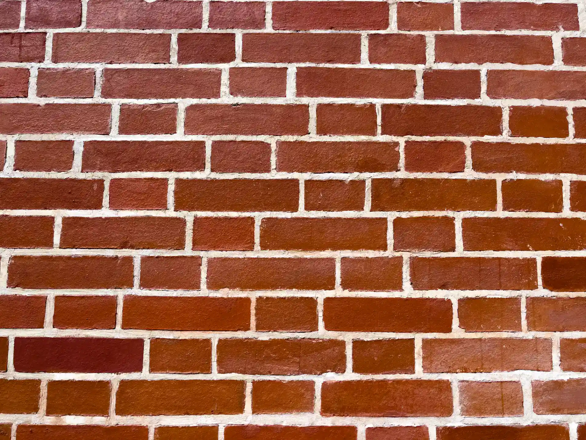 Rustfrit murværk med traditionel mursten og hvid fuge til moderne arkitektur.